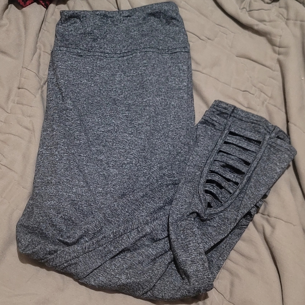 Cropped Leggings Cutout